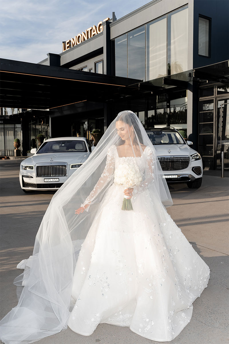 Bride in front of Le Montage